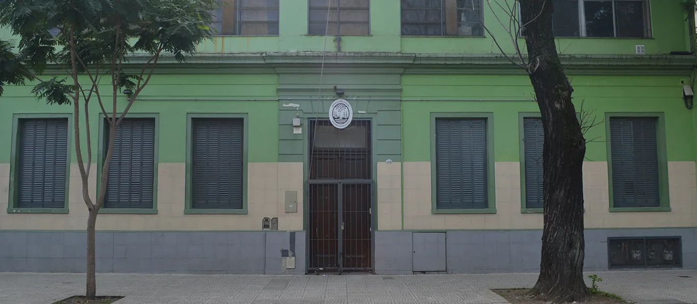 Fachada de Escuela Primaria Común N.º 1 D.E. 13 «Prof José Onaindia»