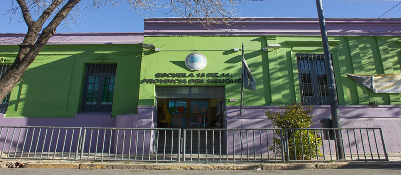 Fachada de Escuela Primaria Común N.º 13 D.E. 14 «Provincia del Neuquén»