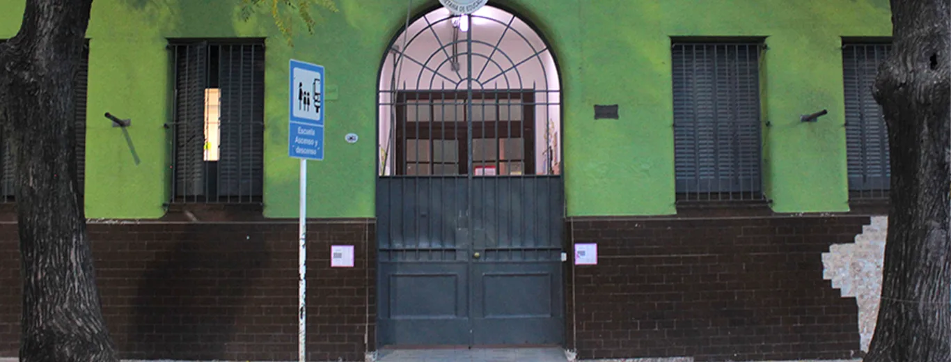 Fachada de Escuela Primaria Común N.º 24 D.E. 16 «Ejercito Argentino»
