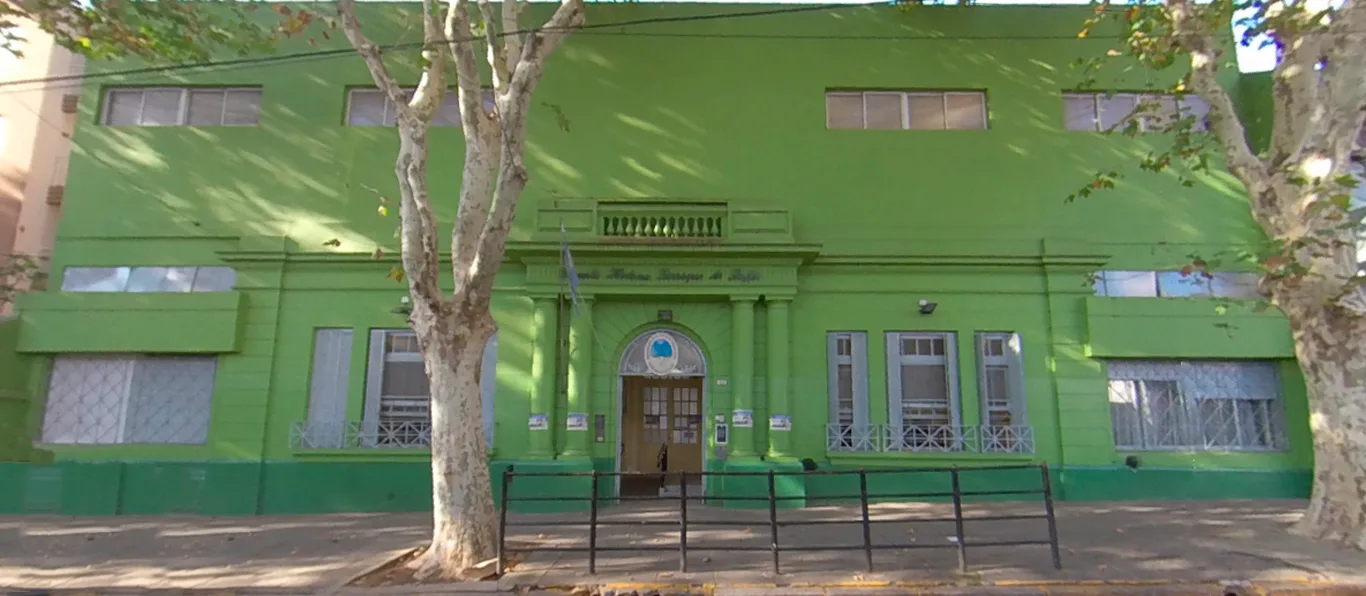 Fachada de Escuela Primaria Común N.º 18 D.E. 16 «Helena Larroque de Roffo»