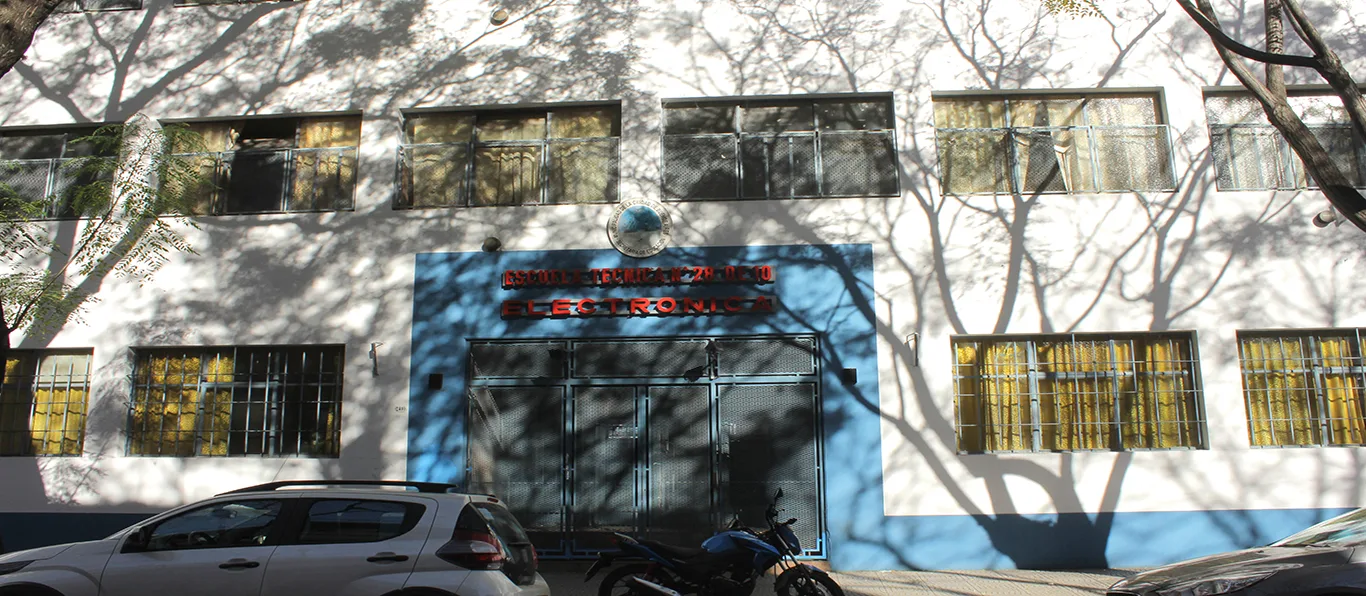 Fachada de Escuela Técnica N.º 28 D.E. 10 «República Francesa»
