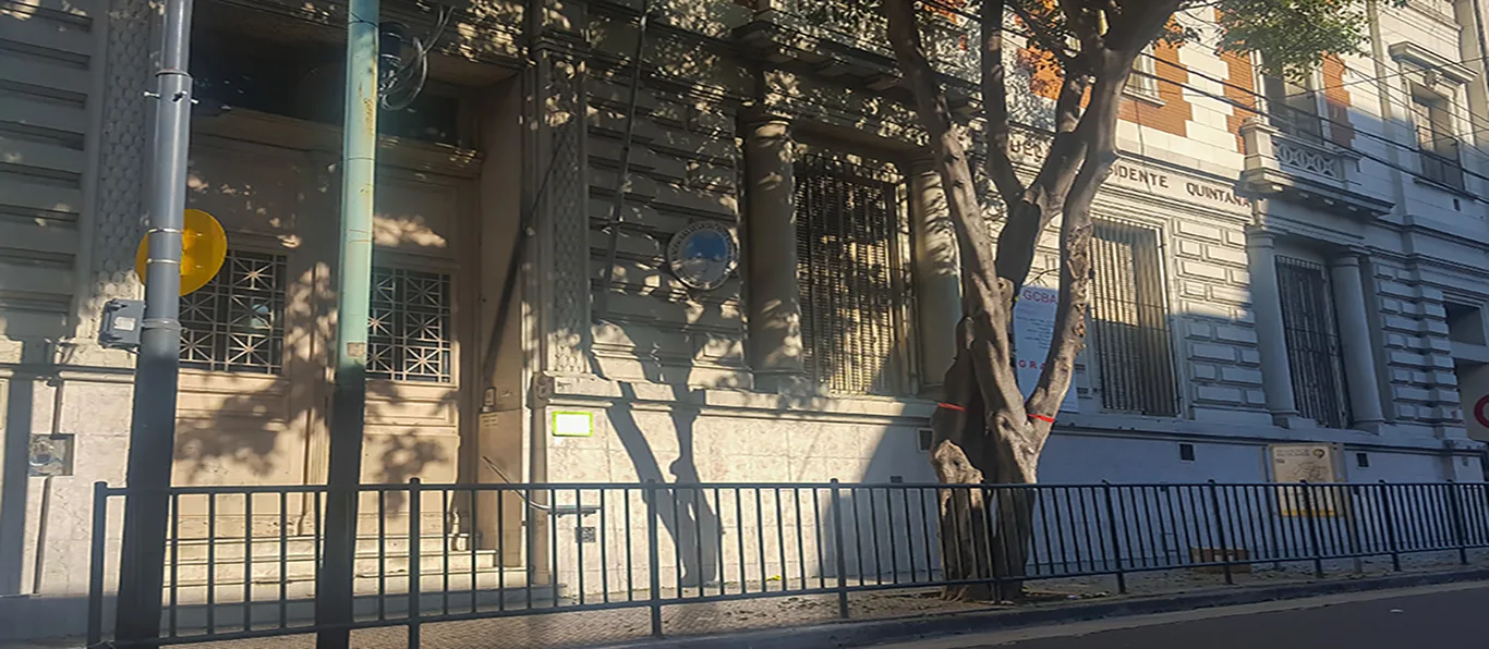 Fachada de Escuela Primaria Común N.º 10 D.E. 1 «Presidente Manuel Quintana»