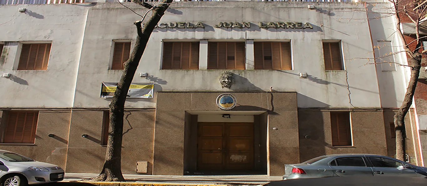 Fachada de Escuela Primaria Común N.º 23 D.E. 1 «Bernardino Rivadavia»