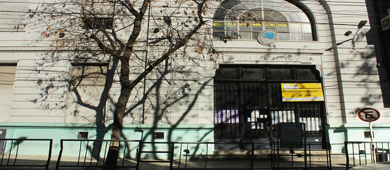 Fachada de Escuela Primaria Común N.º 24 D.E. 1 «Y F Pizarro y M Pizarro y Monje»