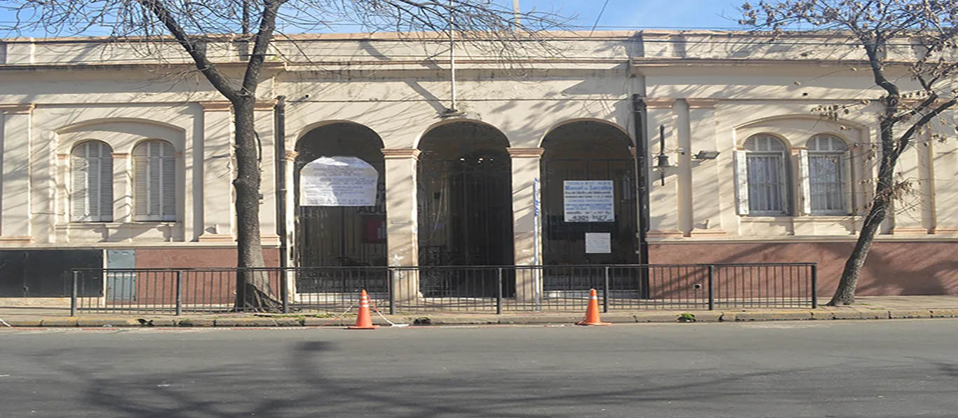 Fachada de Escuela Primaria Común N.º 27 D.E. 5 «Manuel de Sarratea»