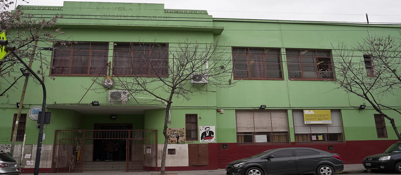 Fachada de Escuela Primaria Común N.º 8 D.E. 21 «Judith y Demetrio Demarchi»