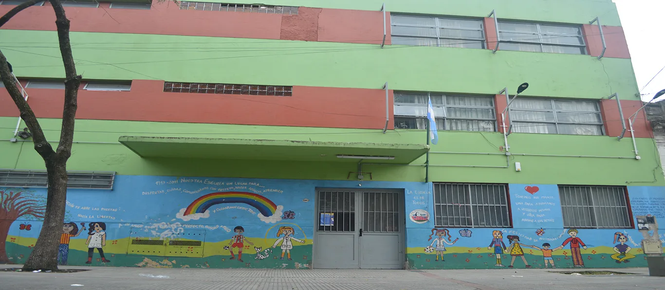 Fachada de Escuela Primaria Común N.º 8 D.E. 18 «Base Aérea Vicecomodoro Marambio»