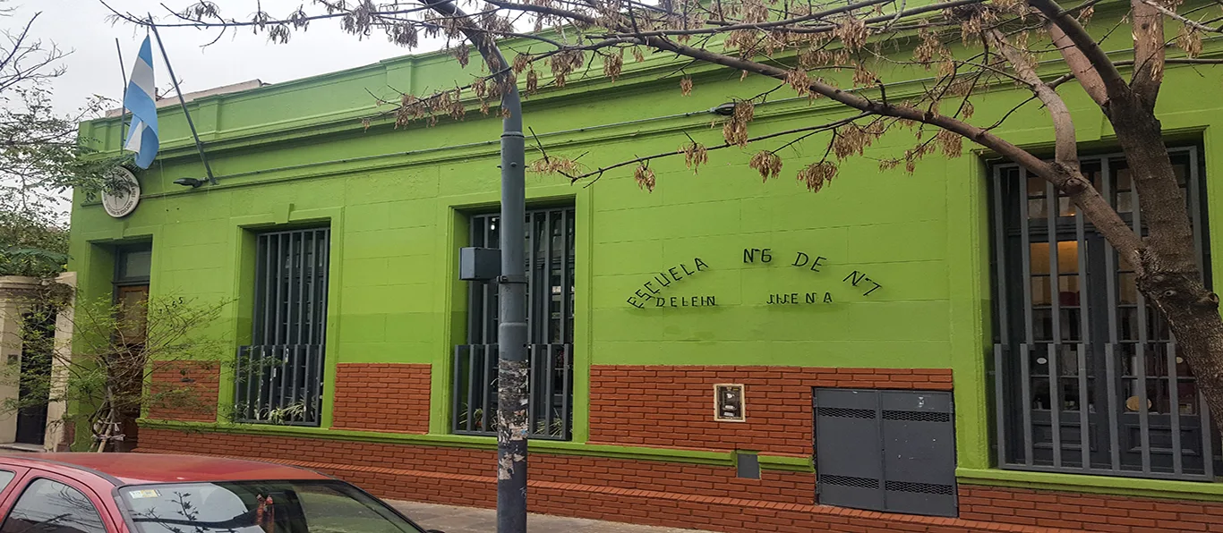 Fachada de Escuela Primaria Común N.º 6 D.E. 7 «Delfin Jijena»