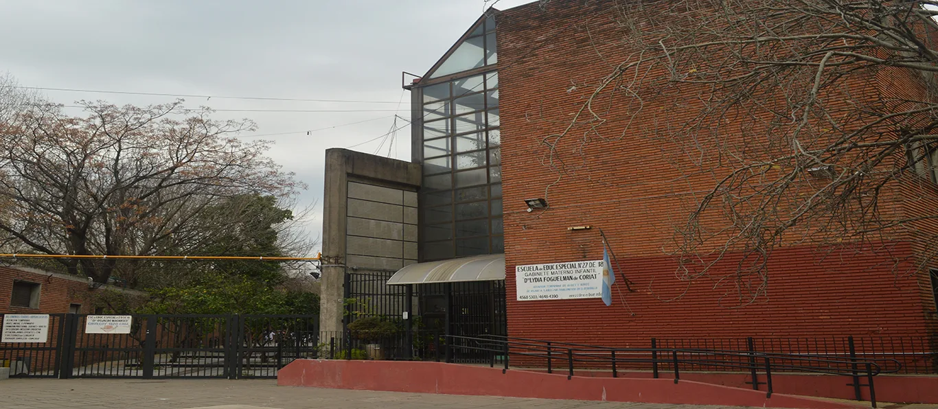 Fachada de Escuela de Educación Especial N.º 29 D.E. 18 «Bilingüe para Niños,niñas, Jóvenes y Adultos con Discapacidad Auditiva y Formación Integral N º 29 Dr. Osvaldo Magnasco»