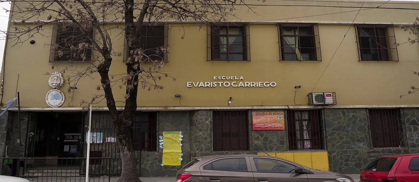 Fachada de Escuela Primaria Común N.º 15 D.E. 19 «Evaristo Carriego»
