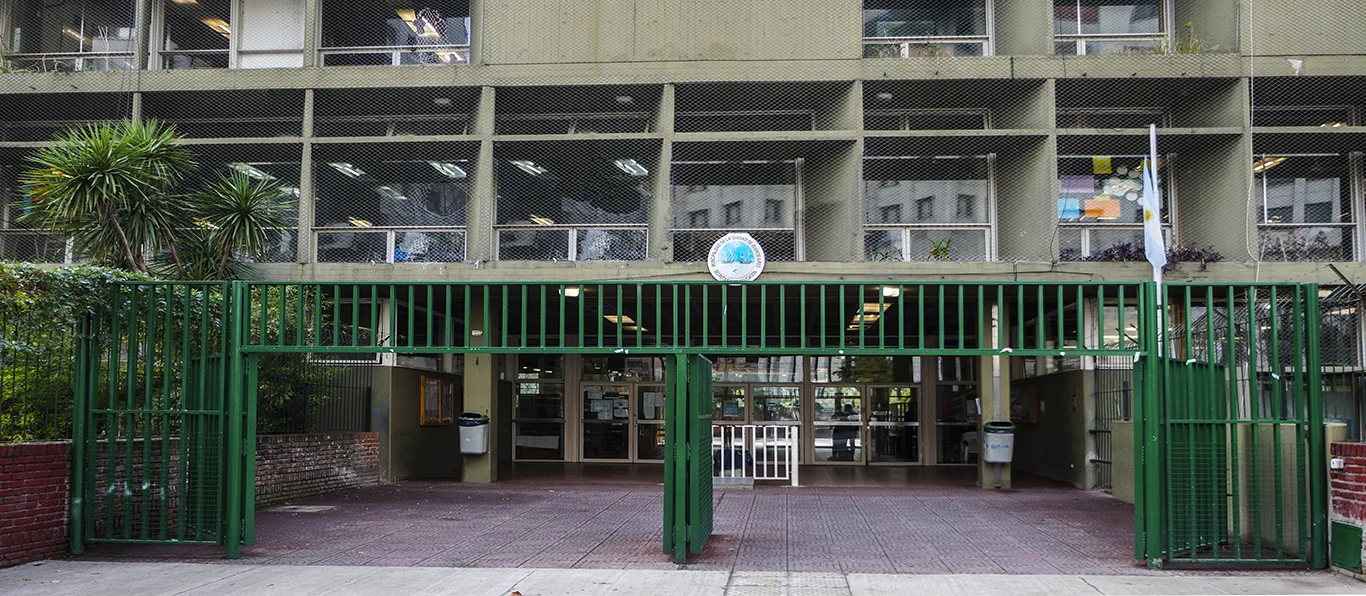 Fachada de Escuela Normal Superior D.E. 1 «En Lenguas Vivas Sofía Esther B de Spangenberg»