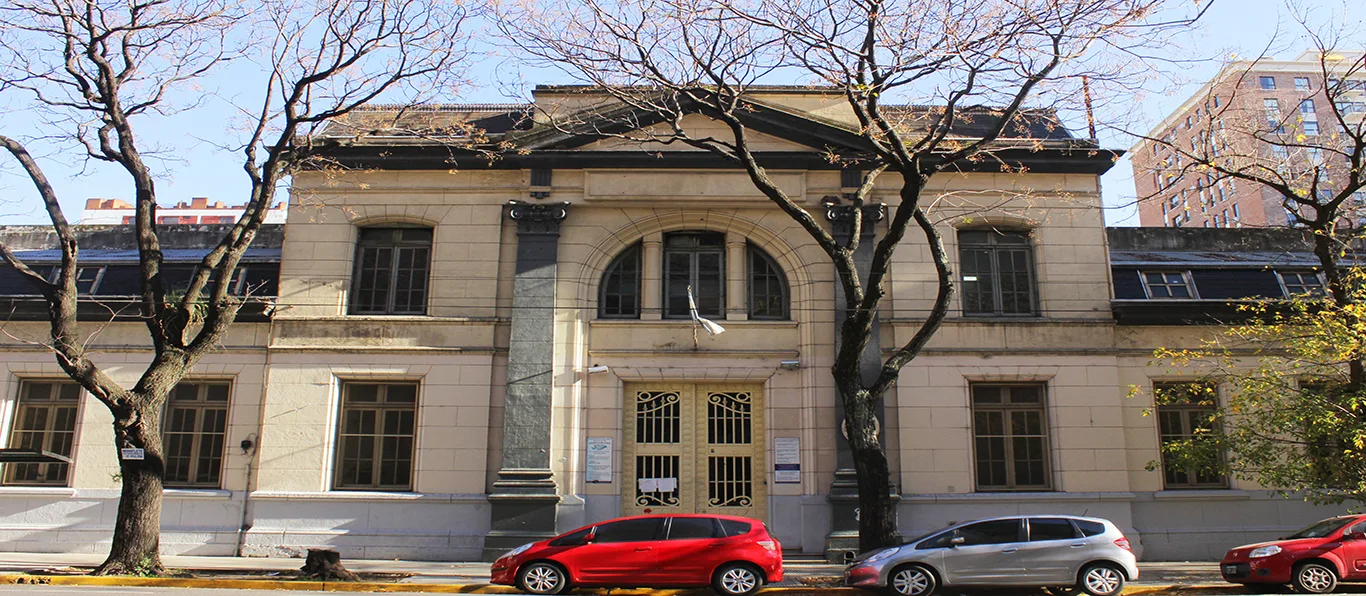 Fachada de Escuela Primaria Común N.º 12 D.E. 1 «General las Heras»
