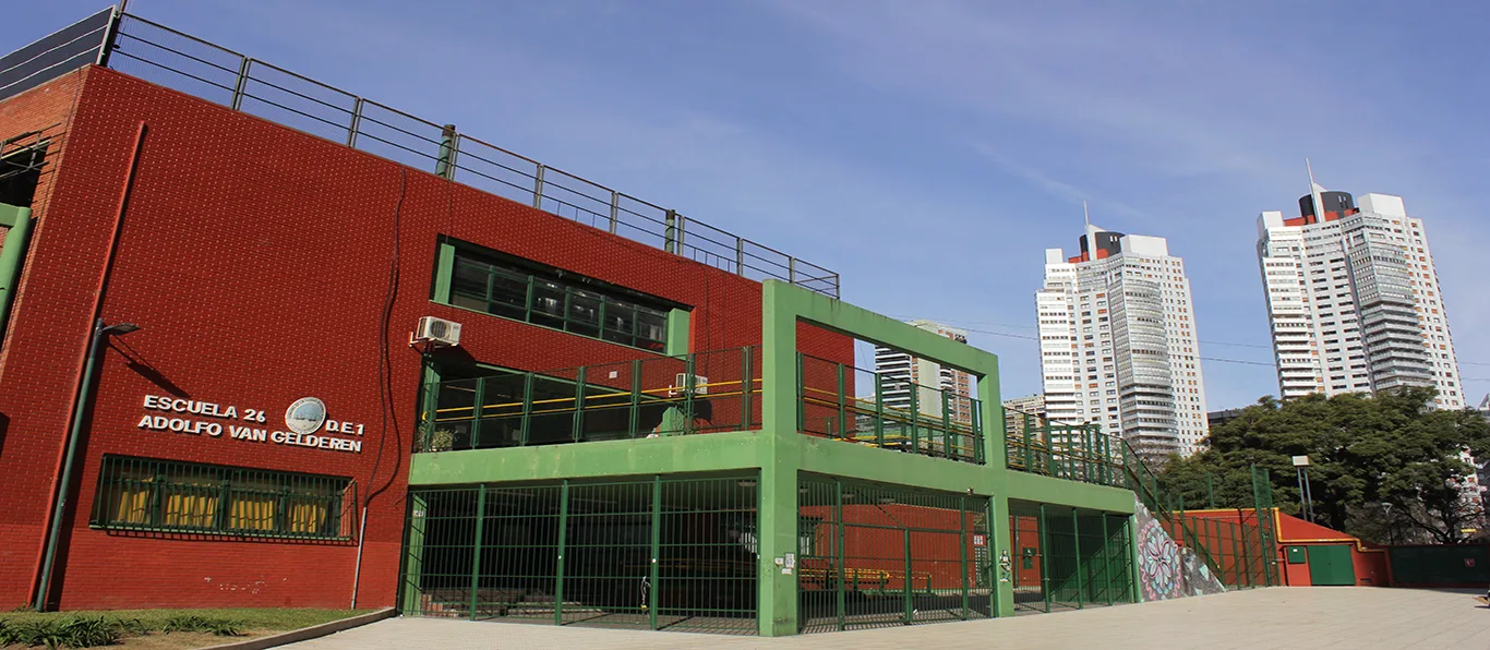 Fachada de Escuela Primaria Común N.º 26 D.E. 1 «Adolfo Van Gelderen»