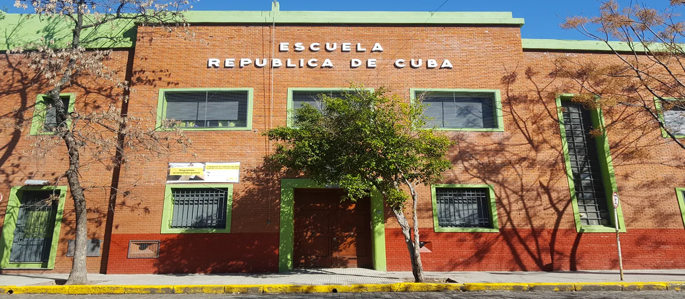 Fachada de Escuela Primaria Común N.º 1 D.E. 9 «República de Cuba»