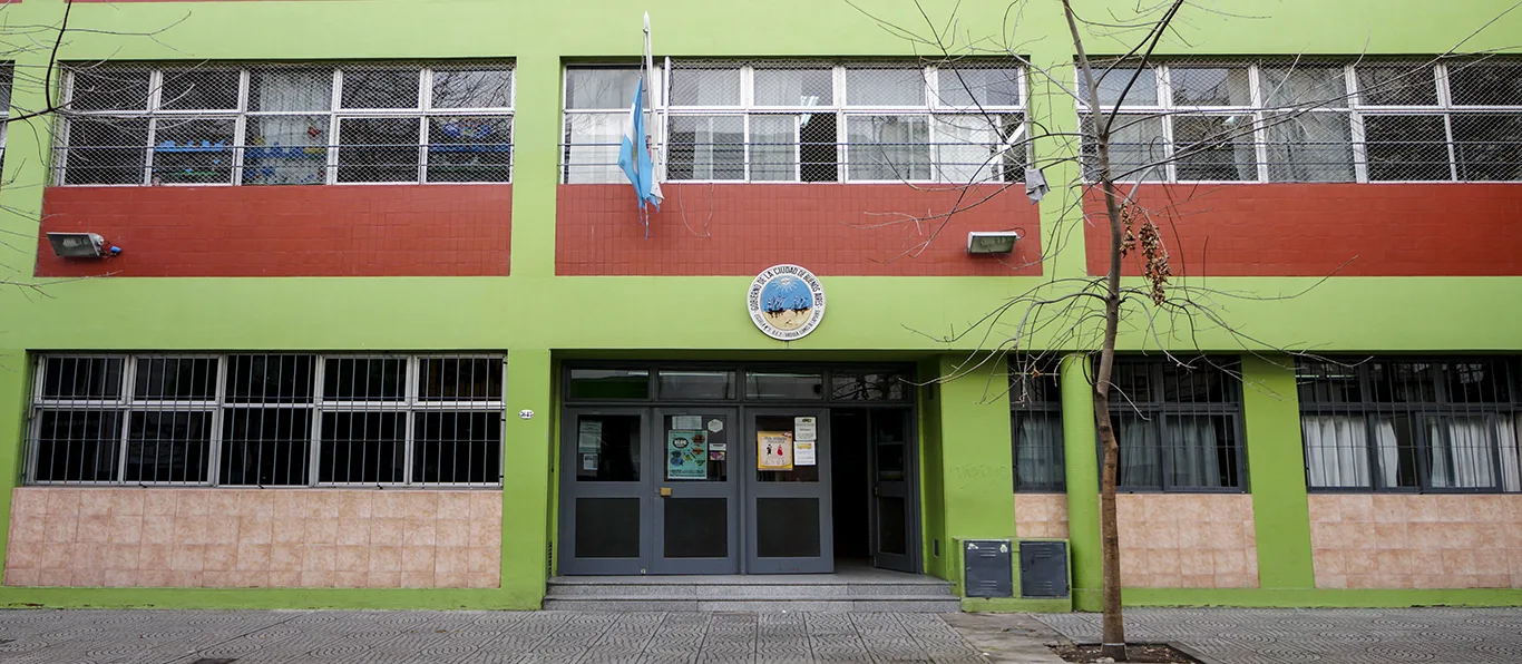 Fachada de Escuela Primaria Común N.º 5 D.E. 2 «Úrsula Llames de Lapuente»