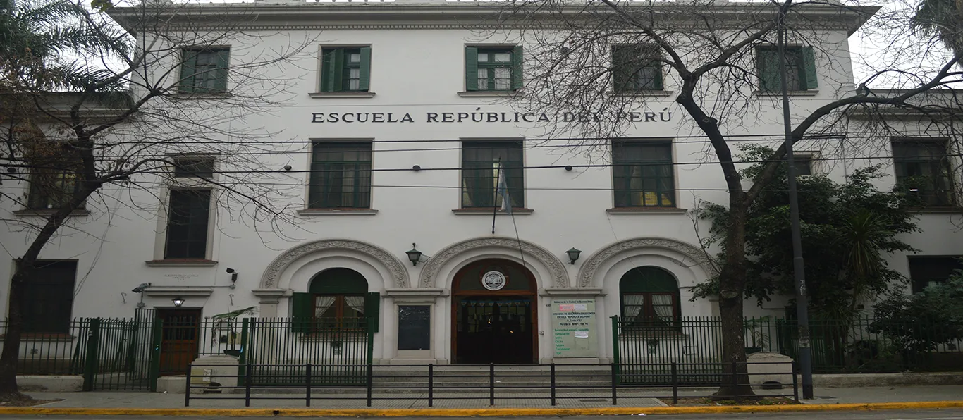 Fachada de Escuela Primaria Común N.º 11 D.E. 18 «República del Perú»