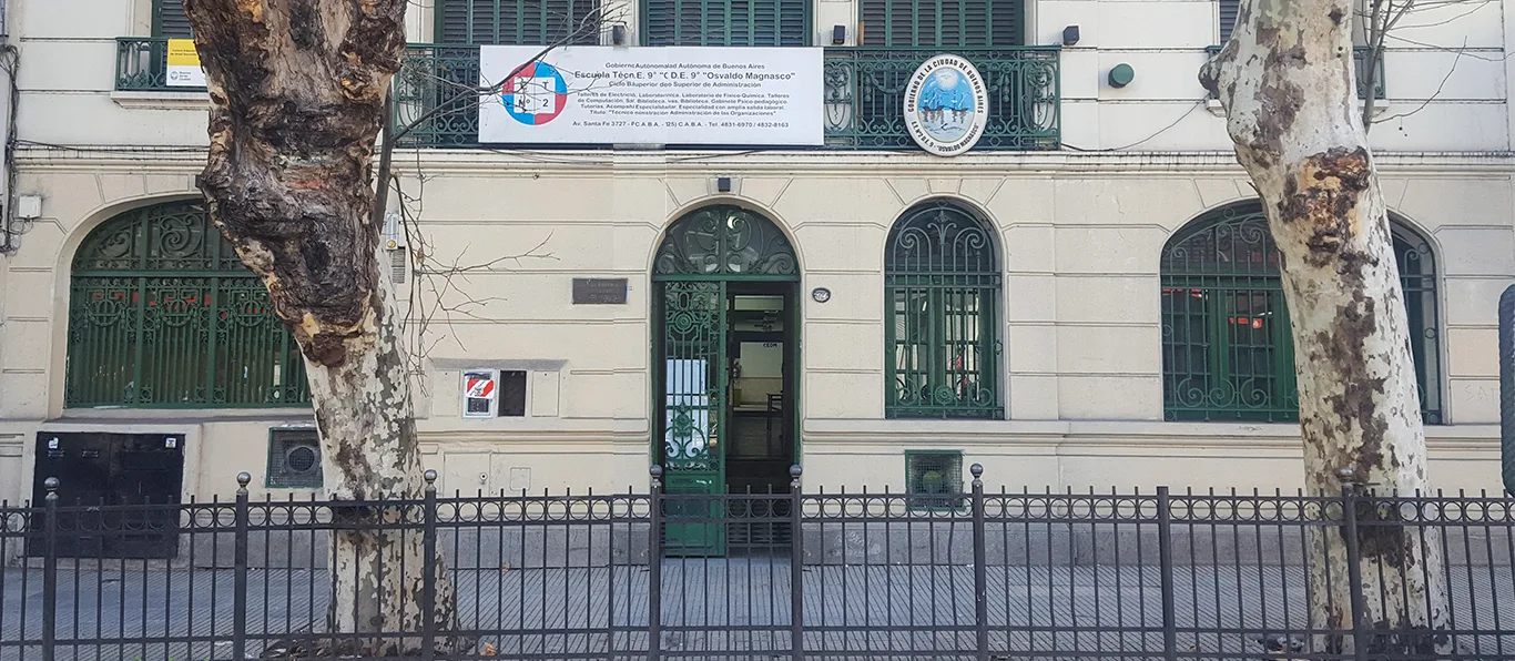 Fachada de Escuela Técnica N.º 2 D.E. 9 «Osvaldo Magnasco»