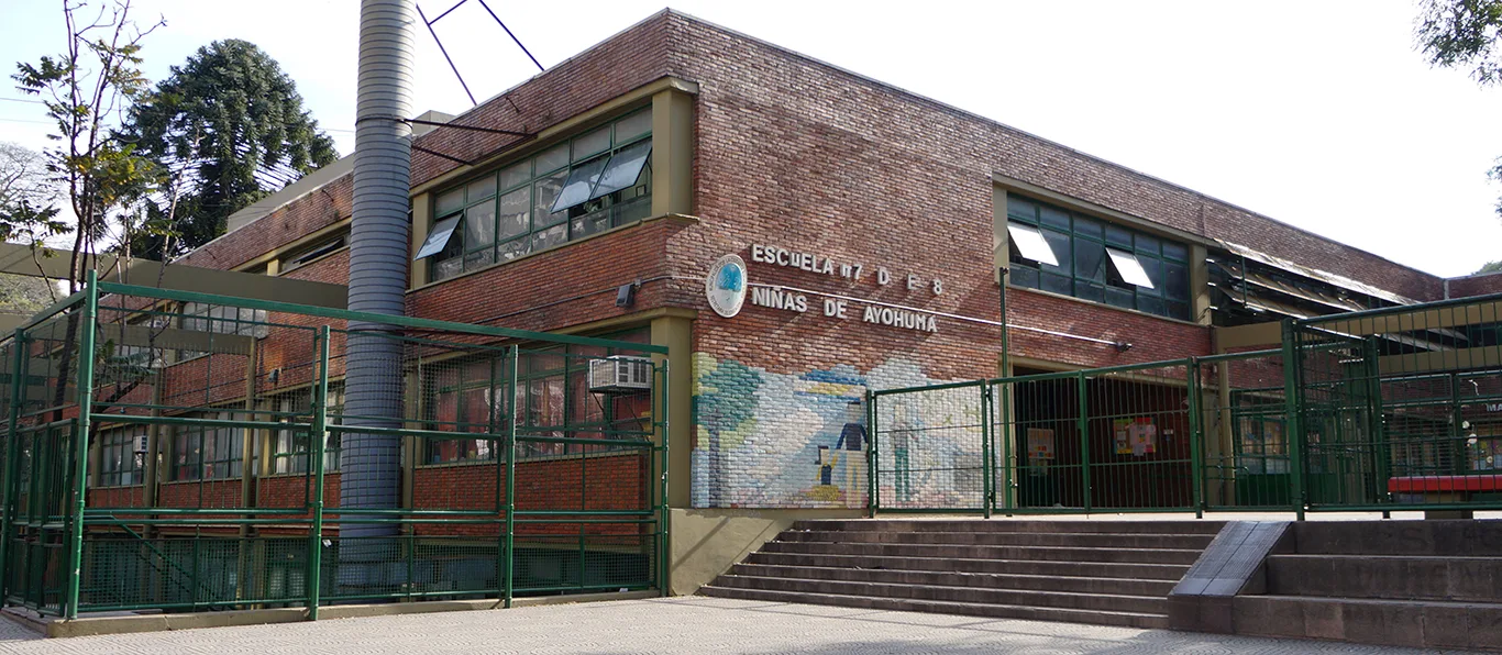 Fachada de Escuela Primaria Común N.º 7 D.E. 8 «Niñas de Ayohuma»