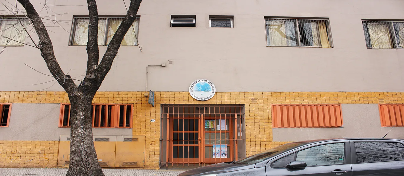 Fachada de Escuela de Educación Media N.º 5 D.E. 15 «Deeduc Medianº05mons Enrique Angelelli»