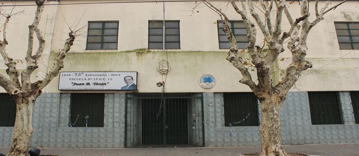 Fachada de Escuela Primaria Común N.º 18 D.E. 15 «Juan B Teran»