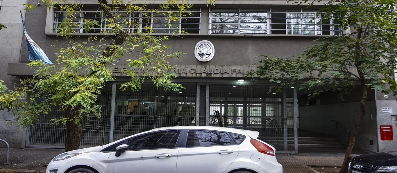 Fachada de Escuela de Educación Media N.º 7 D.E. 9 «María Claudia Falcone»