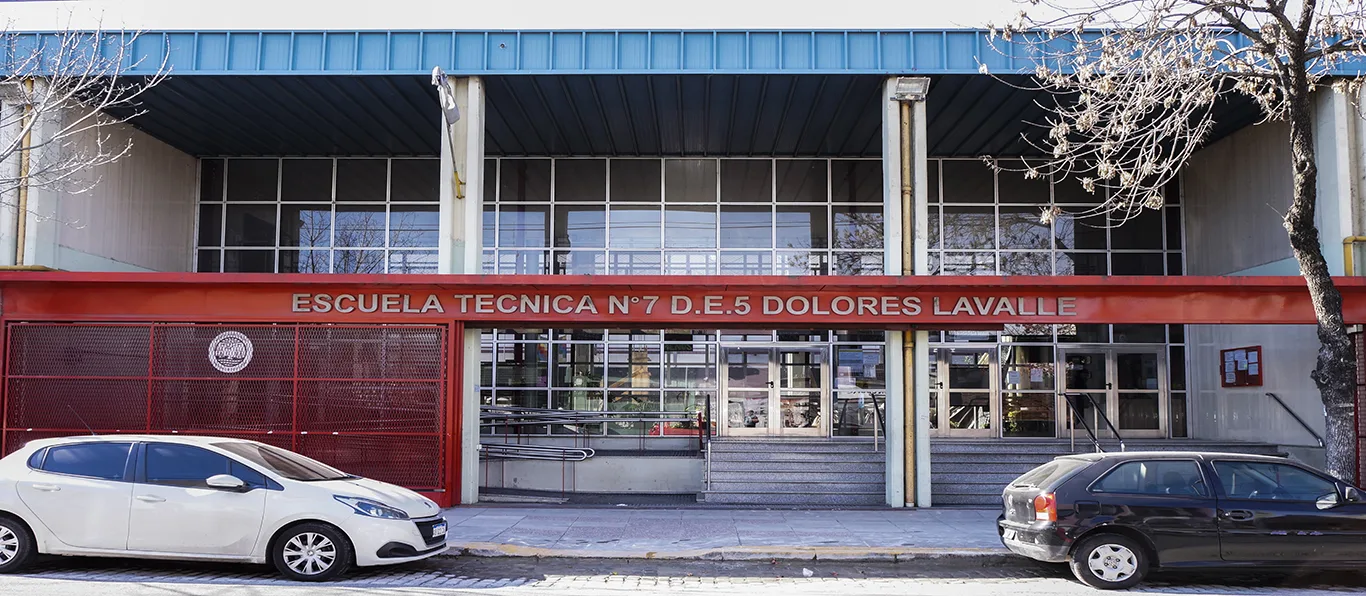 Fachada de Escuela Técnica N.º 7 D.E. 5 «Dolores Lavalle de Lavalle»