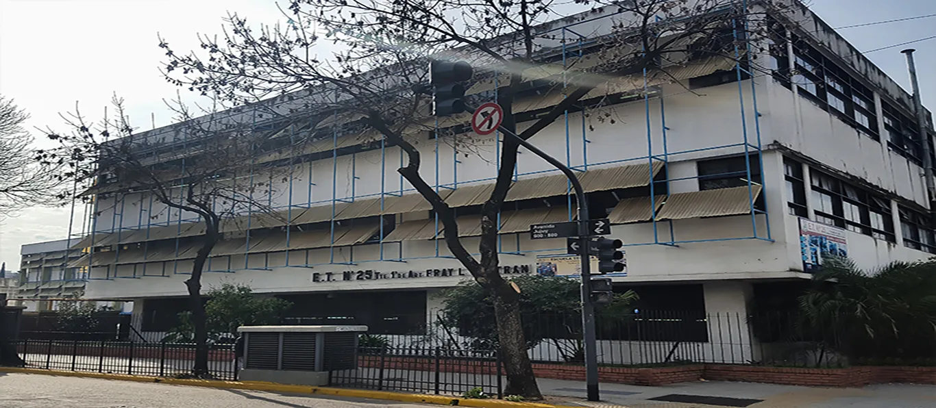 Fachada de Escuela Técnica N.º 25 D.E. 6 «Tte 1ºde Art Fray Luis Beltrán»