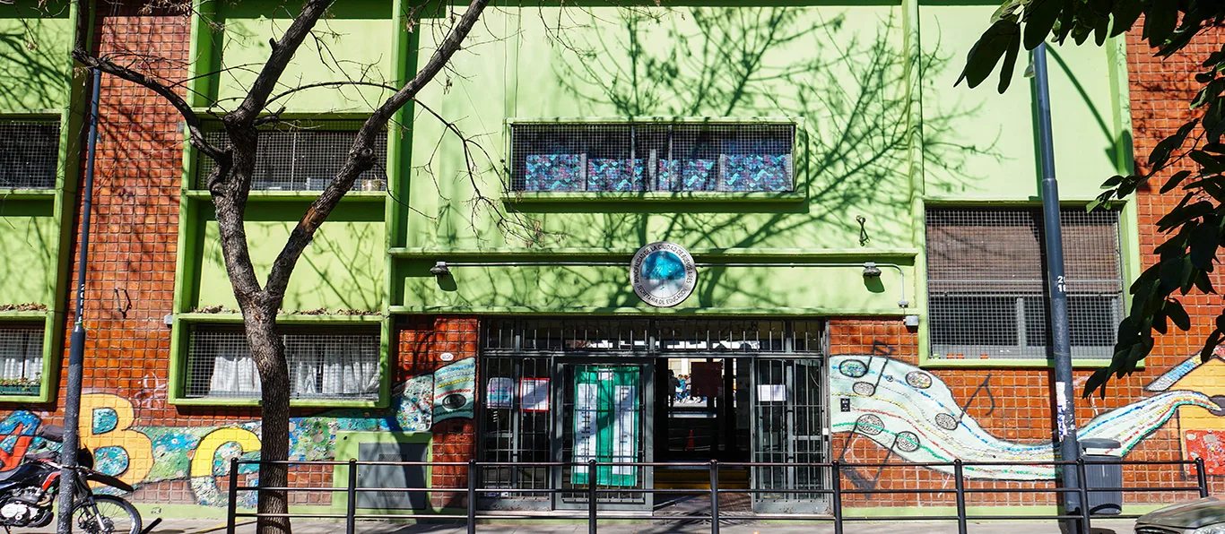 Fachada de Escuela Primaria Común N.º 12 D.E. 7 «Facundo Zuviria»