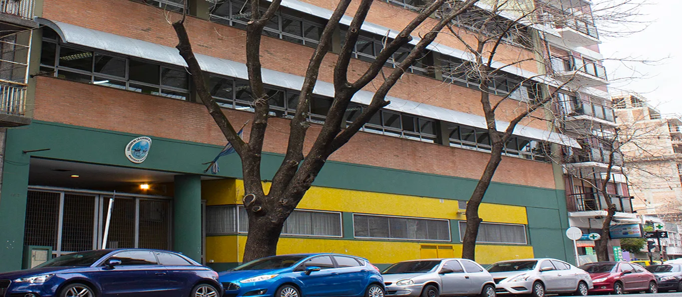 Fachada de Escuela de Comercio N.º 17 D.E. 7 «Sta María de los Buenos Aires»