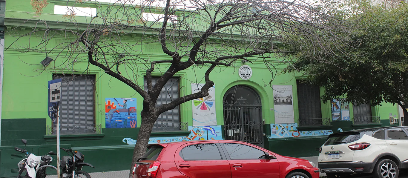 Fachada de Escuela Primaria Común N.º 18 D.E. 7 «Comodoro Clodomiro Urtubey»