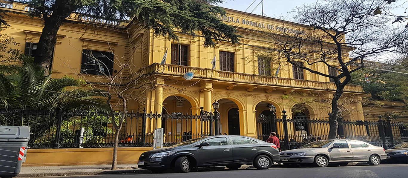 Fachada de Escuela Normal Superior N.º 2 D.E. 6 «En Lenguas Vivas Mariano Acosta»