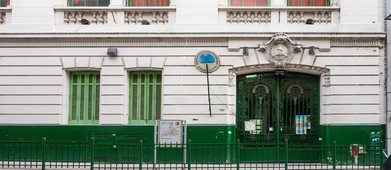 Fachada de Escuela Primaria Común N.º 9 D.E. 1 «Familia de Cabezón»