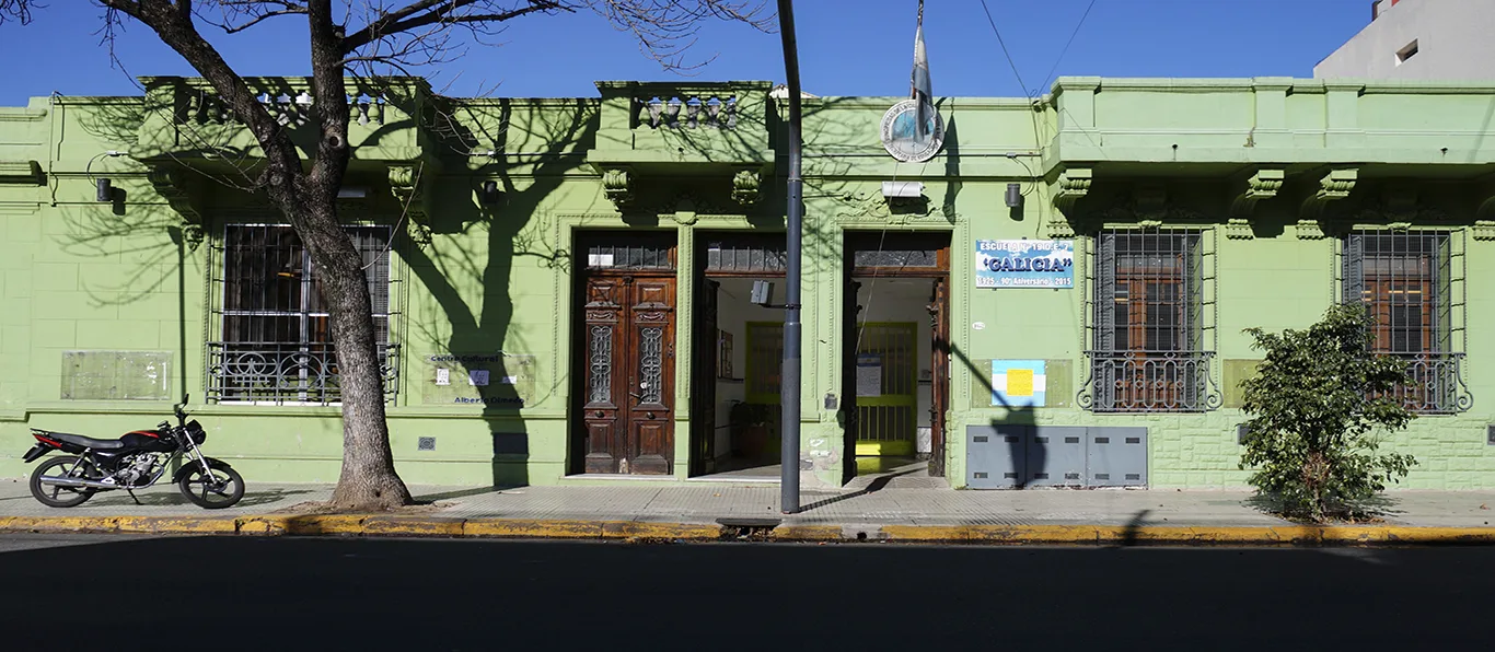 Fachada de Escuela Primaria Común N.º 19 D.E. 7 «Galicia»