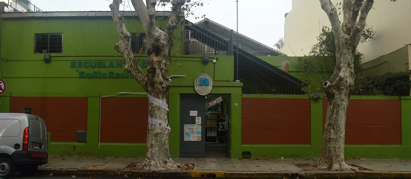 Fachada de Escuela Primaria Común N.º 21 D.E. 7 «Emilio Raúl Olive»