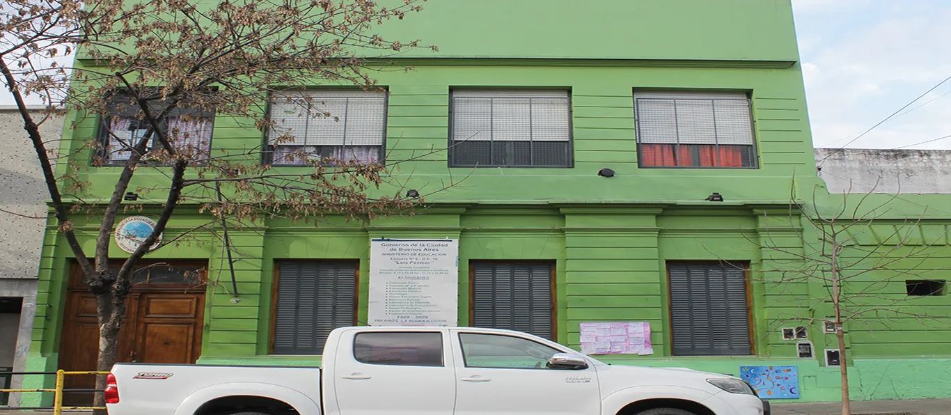 Fachada de Escuela Primaria Común N.º 6 D.E. 16 «Dr. Luis Pasteur»