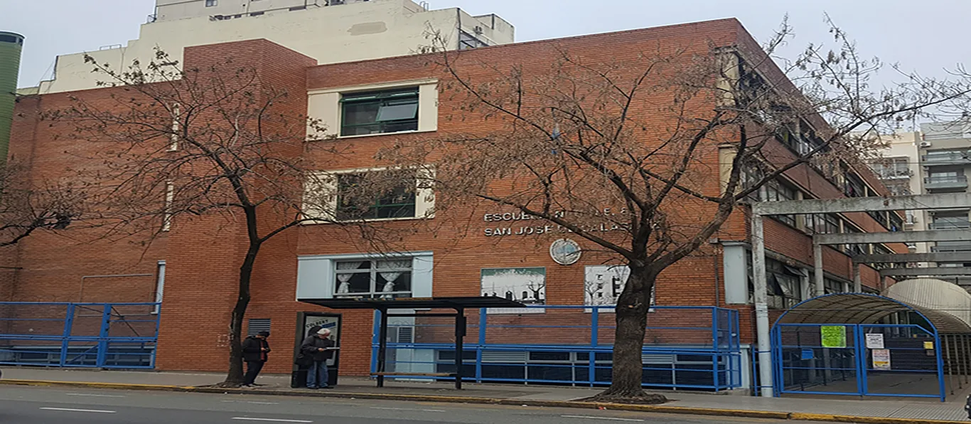 Fachada de Escuela Primaria Común N.º 6 D.E. 8 «San José de Calasanz»