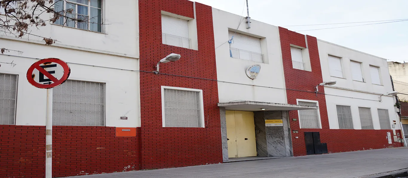 Fachada de Escuela Primaria Común N.º 17 D.E. 8 «Prof Raúl L Bernadelli»