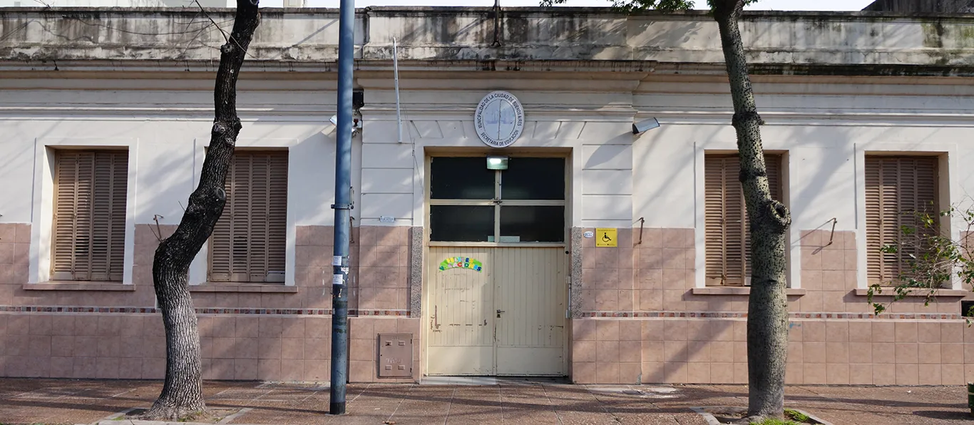 Fachada de Escuela Primaria Común N.º 10 D.E. 8 «Juan Agustín Maza»