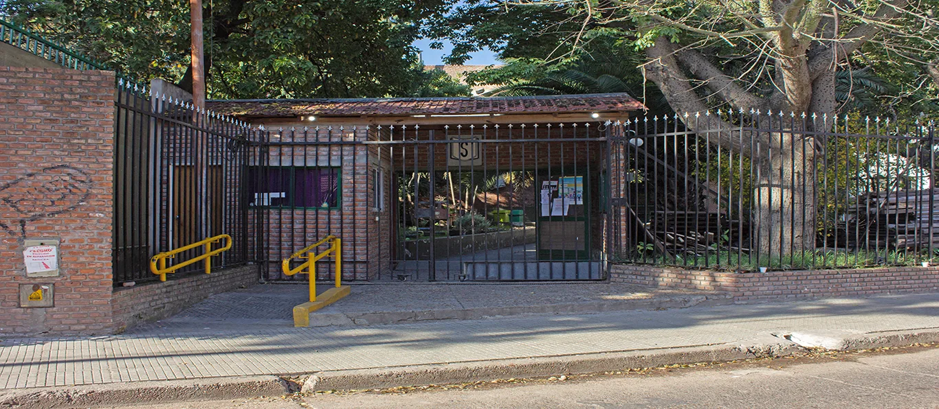 Fachada de Escuela Técnica N.º 8 D.E. 13 «Paula Albarracin de Sarmiento»