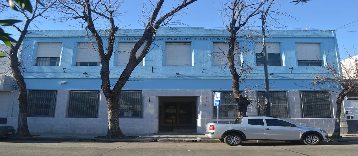 Fachada de Escuela de Comercio N.º 32 D.E. 13 «José León Suárez»