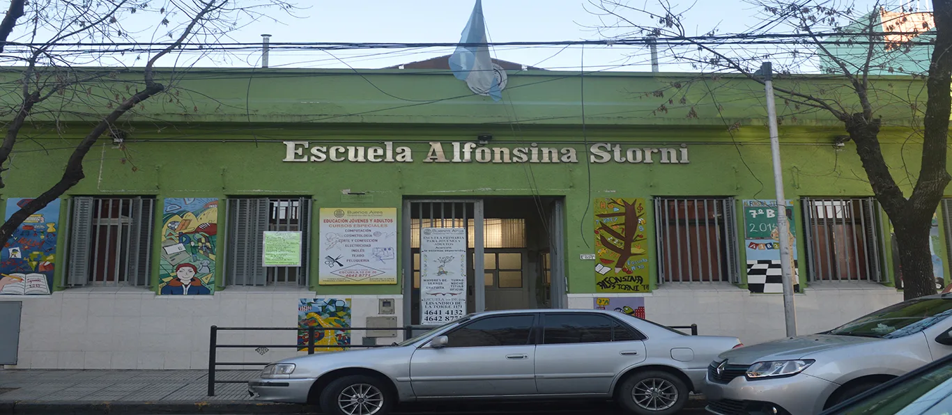 Fachada de Escuela Primaria Común N.º 10 D.E. 20 «Alfonsina Storni»