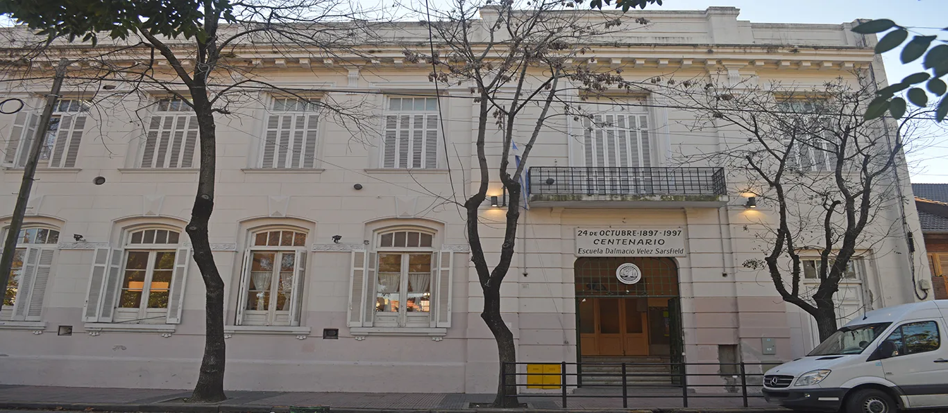 Fachada de Escuela Primaria Común N.º 8 D.E. 20 «Dr. Dalmacio Vélez Sársfield»