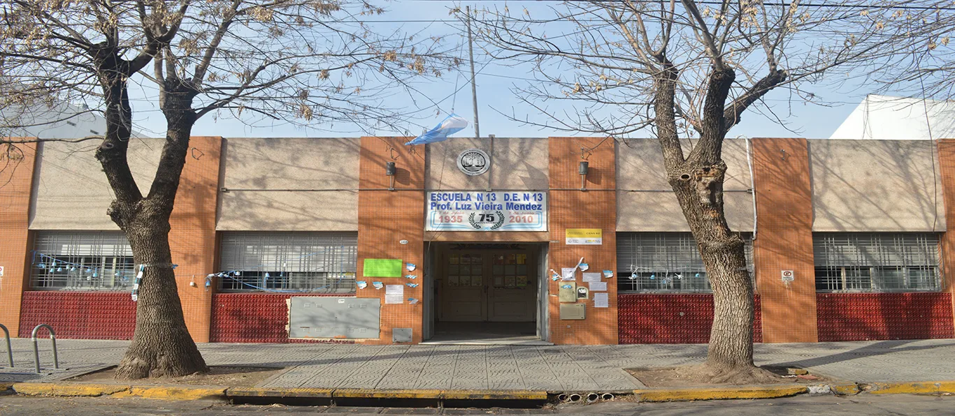Fachada de Escuela Primaria Común N.º 13 D.E. 13 «Prof Luz Vieira Méndez»