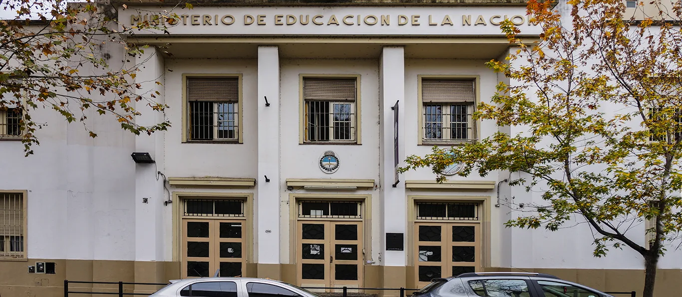 Fachada de Escuela de Comercio N.º 31 D.E. 9 «Naciones Unidas»