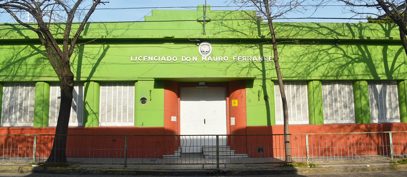 Fachada de Escuela Primaria Común N.º 9 D.E. 12 «Licenciado Don Mauro Fernández»