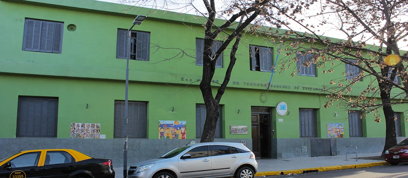 Fachada de Escuela Primaria Común N.º 19 D.E. 16 «Dr. Teodoro Sánchez de Bustamante»