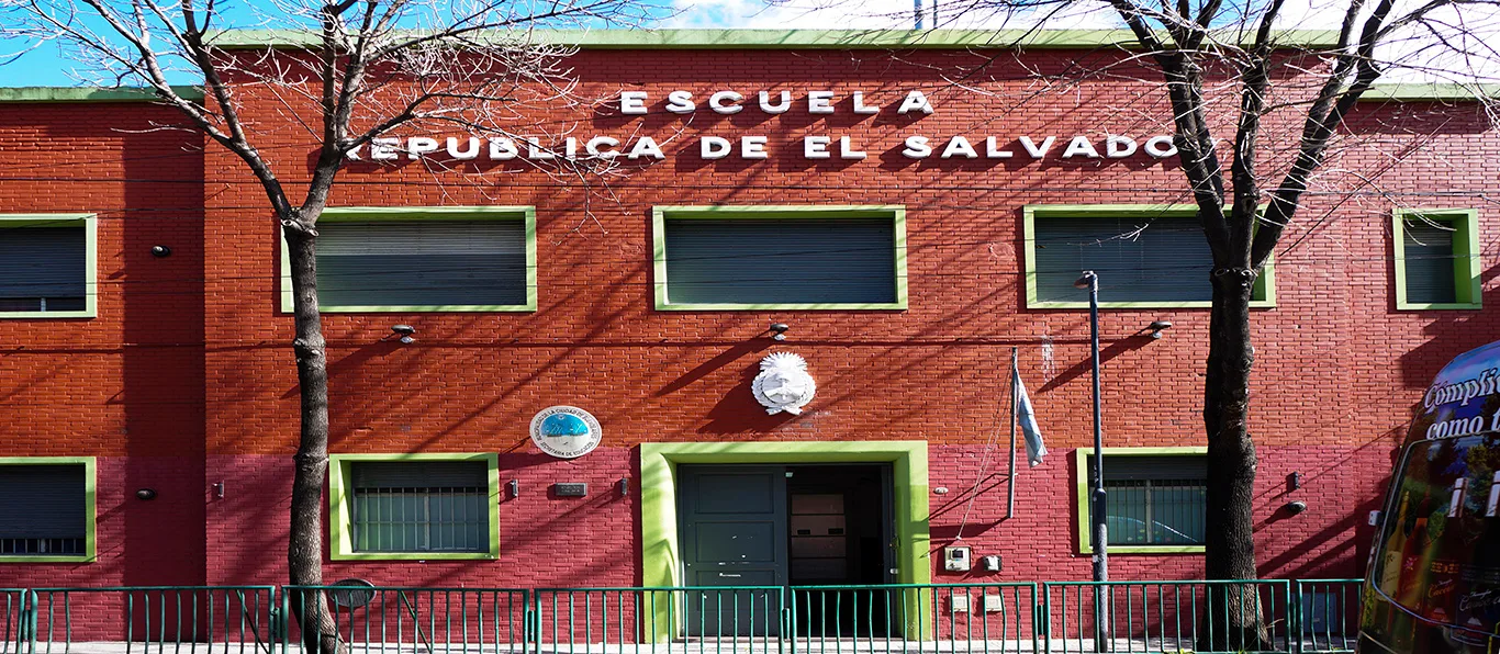 Fachada de Escuela Primaria Común N.º 5 D.E. 12 «República de el Salvador»
