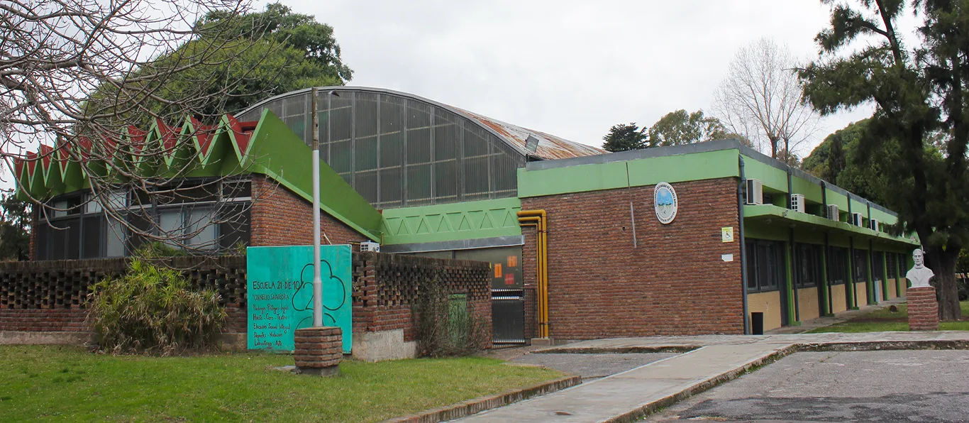 Fachada de Escuela Primaria Común N.º 21 D.E. 10 «Cornelio Saavedra»
