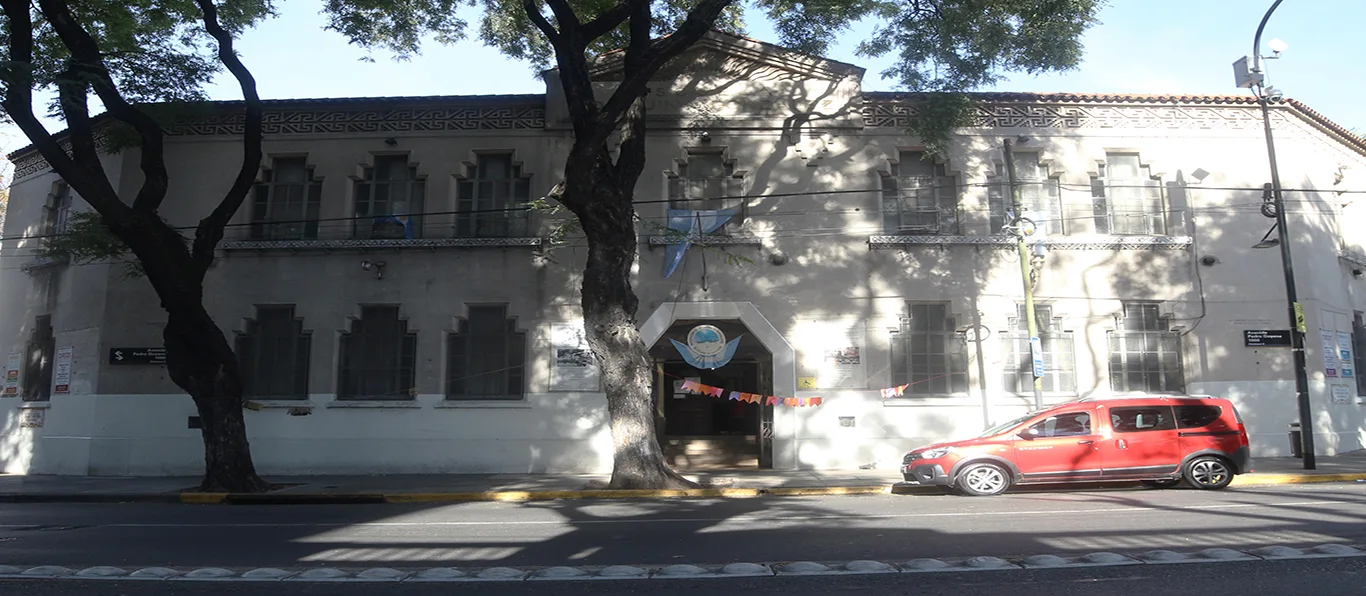 Fachada de Escuela Primaria Común N.º 14 D.E. 8 «Joaquín Víctor González»