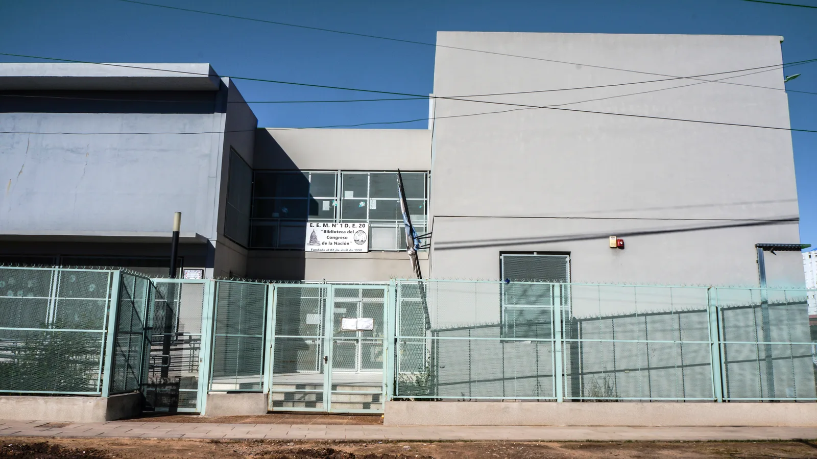 Fachada de Escuela de Educación Media N.º 1 D.E. 20 «Bibl Delcongreso de la Nac»
